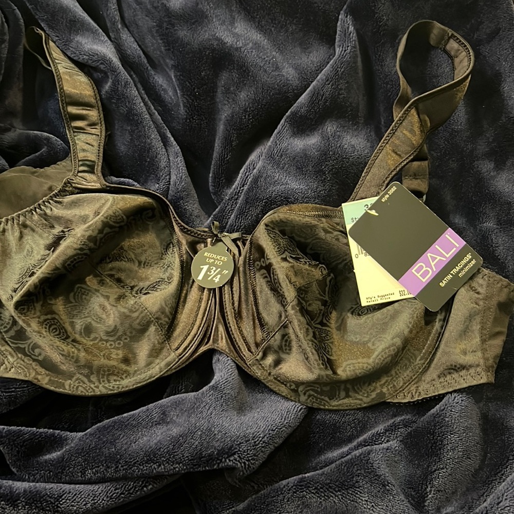 38C- Bali "Minimizer, Silky-Soft Lining, Smooth Silhouette" bra